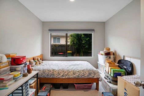 Photo of property in 2/10 Kirklow Place, Goodwood Heights, Auckland, 2105