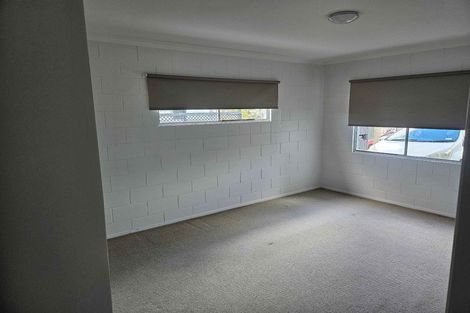 Photo of property in 1/16 Wernham Place, Northcote, Auckland, 0626