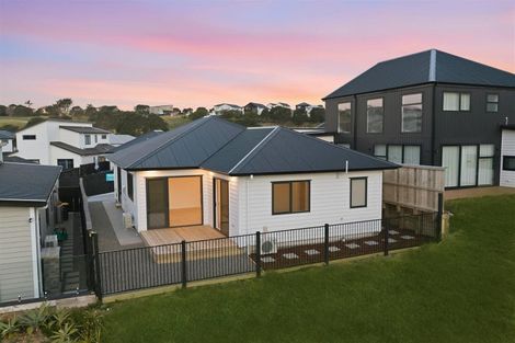 Photo of property in 50 Whakairo Crescent, Gulf Harbour, Whangaparaoa, 0930