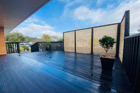 Photo of property in 2 Monarch Grove, Maoribank, Upper Hutt, 5018