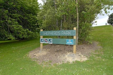 Photo of property in The Haven, 5/120 Beach Haven Road, Beach Haven, Auckland, 0626