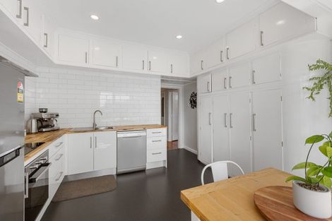 Photo of property in 174 Seaview Road, Westown, New Plymouth, 4310