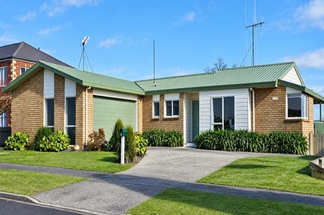 Photo of property in 95 Rototuna Road, Rototuna, Hamilton, 3210