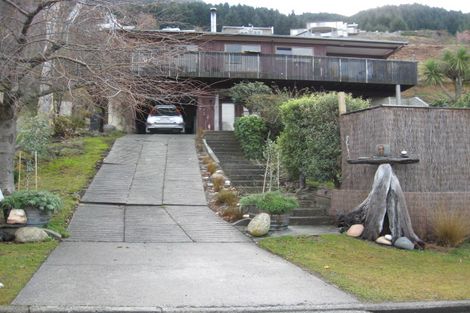 Photo of property in 44 Wynyard Crescent, Fernhill, Queenstown, 9300