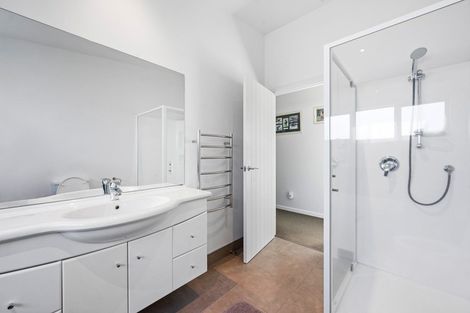 Photo of property in 2 Seagers Close, Kinloch, Taupo, 3377