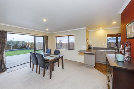 Photo of property in 5 Ron Place, Fitzherbert, Palmerston North, 4410