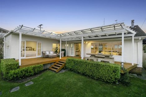 Photo of property in 2/259 Glenfield Road, Hillcrest, Auckland, 0627