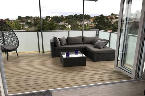 Photo of property in 39 Deverell Place, Northcross, Auckland, 0632