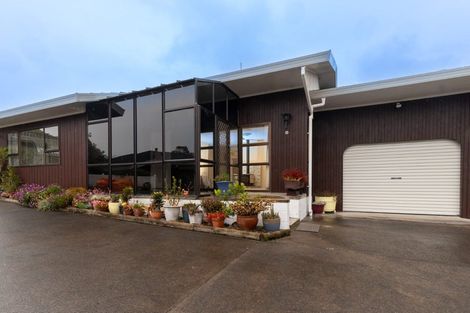 Photo of property in 2/4 Bishop Street, Green Bay, Auckland, 0604