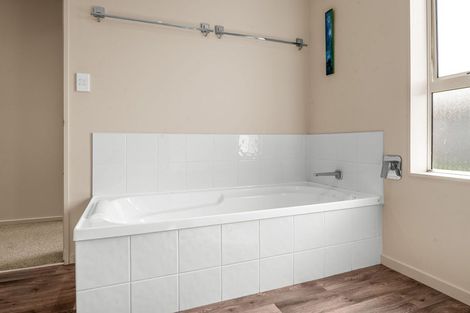 Photo of property in 63 Waiwherowhero Drive, St Andrews, Hamilton, 3200