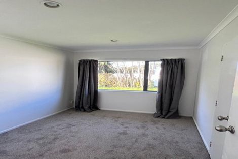 Photo of property in 36 Serwayne Place, Sunnyvale, Auckland, 0612