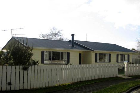 Photo of property in 16 Baillie Crescent, Carterton, 5713