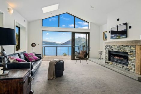 Photo of property in 62 Cedar Drive, Kelvin Heights, Queenstown, 9300