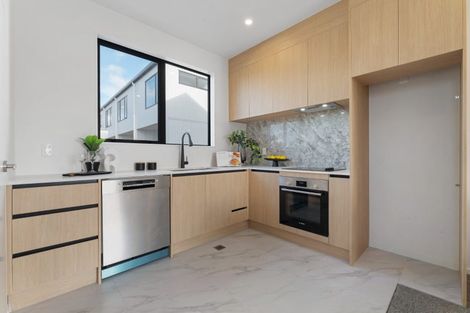 Photo of property in 4/113 Te Atatu Road, Te Atatu South, Auckland, 0610