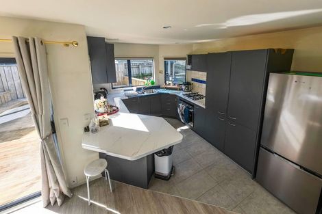 Photo of property in 75a Dress Circle, Newlands, Wellington, 6037