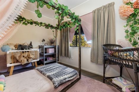 Photo of property in 5 San Bernadino Drive, Henderson, Auckland, 0612