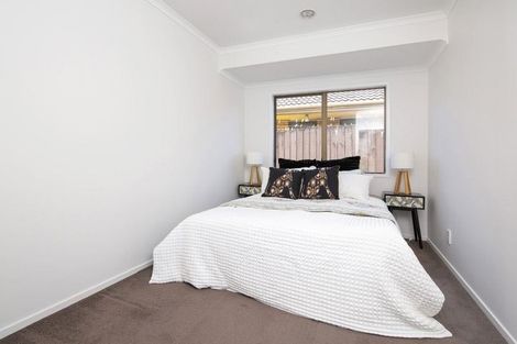 Photo of property in 8 Loloma Drive, Half Moon Bay, Auckland, 2012