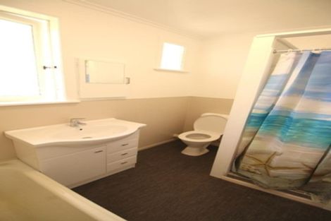 Photo of property in 100 Taikata Road, Te Atatu Peninsula, Auckland, 0610