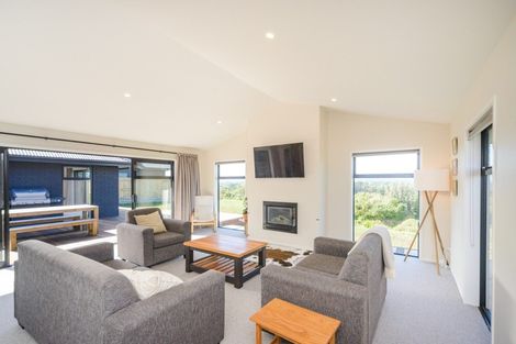 Photo of property in 48 Vaucluse Heights, Fitzherbert, Palmerston North, 4410