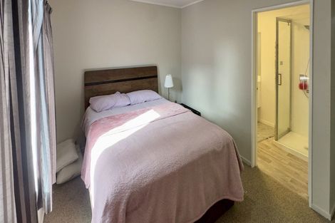 Photo of property in 2/5 Woodall Place, Totara Vale, Auckland, 0627