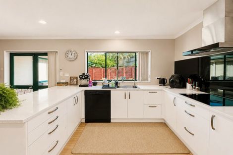 Photo of property in 28 Piper Place, Goodwood Heights, Auckland, 2105