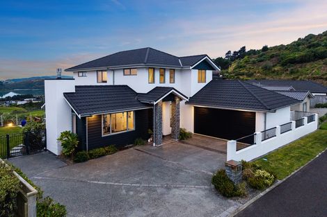 Photo of property in 7 Manapouri Lane, Aotea, Porirua, 5024