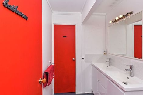 Photo of property in 1/305 East Coast Road, Mairangi Bay, Auckland, 0630