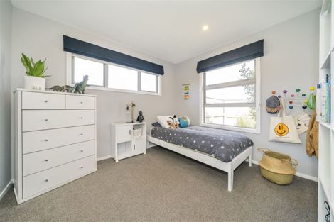 Photo of property in 77 Sunstone Crescent, Timberlea, Upper Hutt, 5018