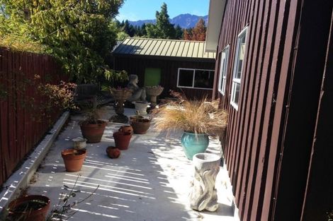 Photo of property in 35 Cedar Drive, Kelvin Heights, Queenstown, 9300