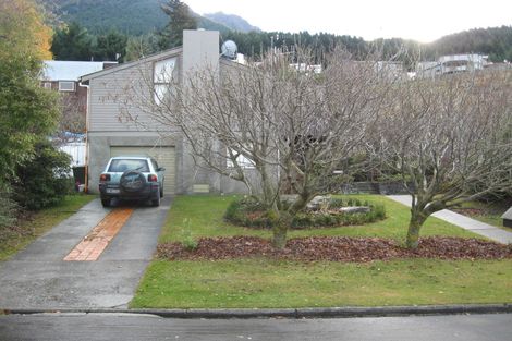 Photo of property in 36 Wynyard Crescent, Fernhill, Queenstown, 9300