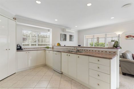 Photo of property in 6 Corta Bella Place, Golflands, Auckland, 2013