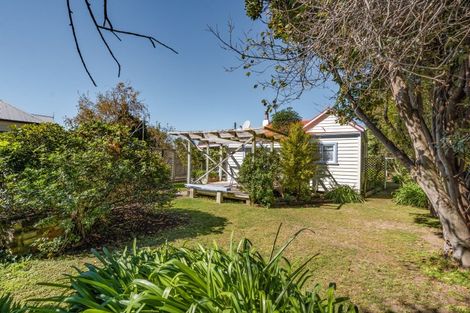 Photo of property in 17 Cambridge Road, Martinborough, 5711
