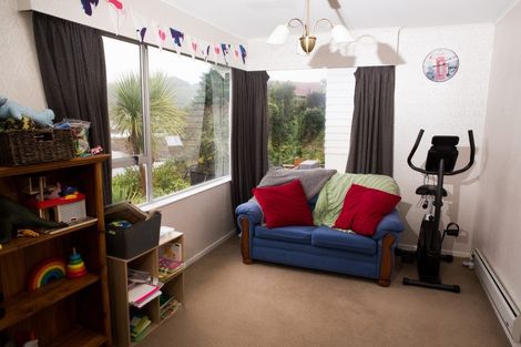 Photo of property in 110 Taylor Terrace, Tawa, Wellington, 5028