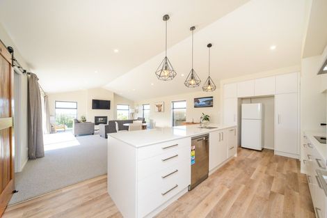 Photo of property in 48 Vaucluse Heights, Fitzherbert, Palmerston North, 4410