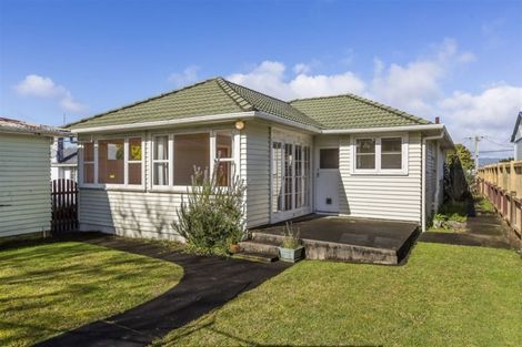 Photo of property in 15 Waione Avenue, Te Atatu Peninsula, Auckland, 0610