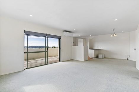 Photo of property in 11 Mannikin Place, Unsworth Heights, Auckland, 0632