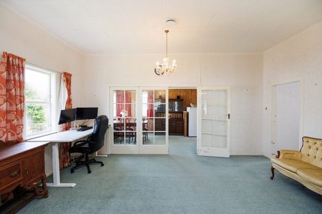 Photo of property in 30 Ngahina Street, Marton, 4710