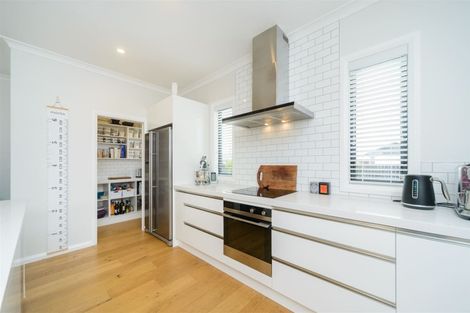 Photo of property in 114 Johnstone Drive, Fitzherbert, Palmerston North, 4410