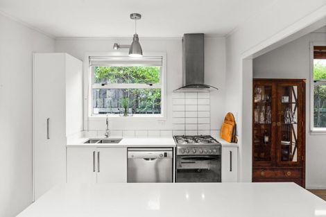 Photo of property in 155 Milton Road, Bluff Hill, Napier, 4110