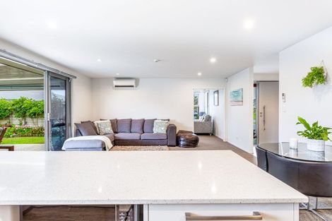 Photo of property in 13 Robert Might Road, Kumeu, 0810