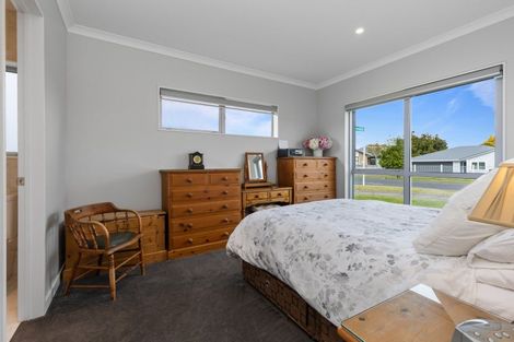 Photo of property in 16 Walter Ruddock Avenue, Kumeu, 0810