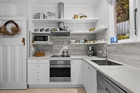 Photo of property in 24 Brewster Street, Bluff Hill, Napier, 4110