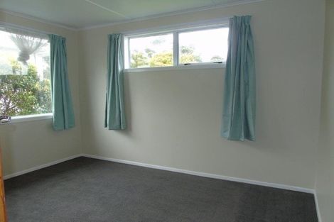 Photo of property in 38 Brooker Grove, Newlands, Wellington, 6037