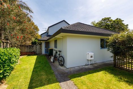 Photo of property in 10d Kinross Drive, Merrilands, New Plymouth, 4312