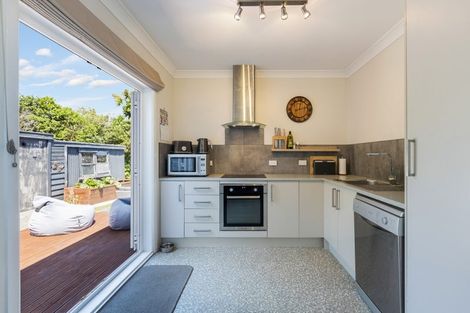 Photo of property in 8 Lyndfield Lane, Newlands, Wellington, 6037