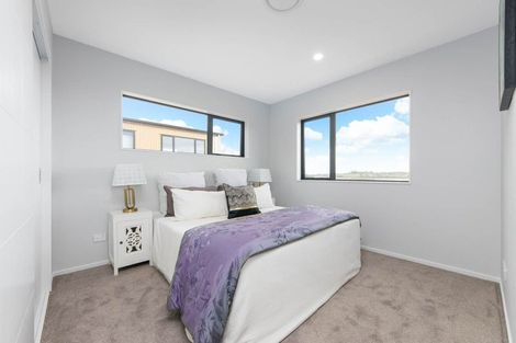 Photo of property in 30 Taipahitini Road, Rosehill, 2113