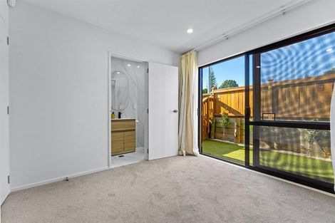 Photo of property in 7/27 Carole Crescent, Pakuranga, Auckland, 2010