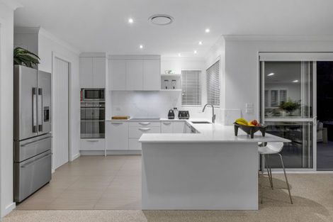 Photo of property in 56 Grovenor Drive, Orewa, 0931