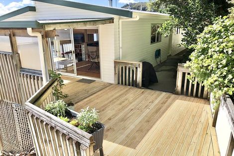 Photo of property in 137 Kahu Road, Paremata, Porirua, 5024
