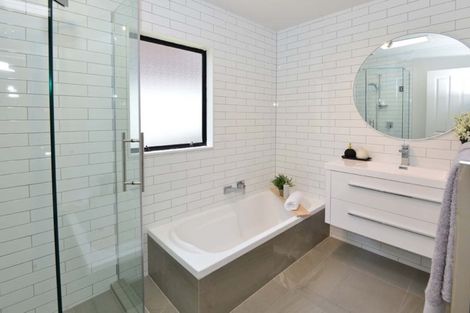 Photo of property in 2/26 Sandown Road, Rothesay Bay, Auckland, 0630